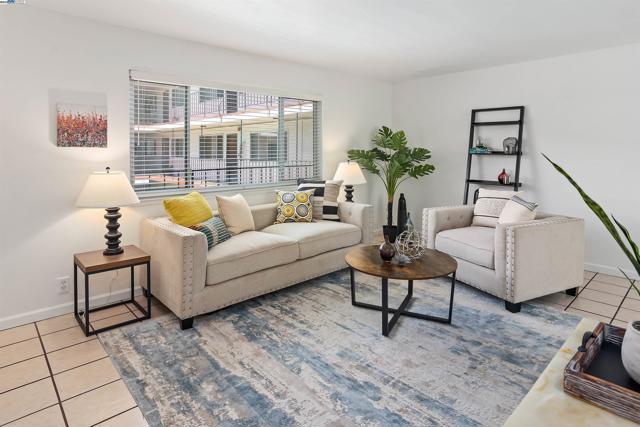 2133 Santa Clara Ave, Alameda CA: https://media.crmls.org/mediaz/83e942bb-95c4-4bc8-98b6-89d60d749dd6.jpg