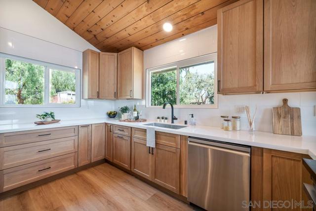 2927 Lawrence Ln, Escondido CA: https://media.crmls.org/mediaz/83e997f9-8942-4d03-94c5-e875f2bb413b.jpg