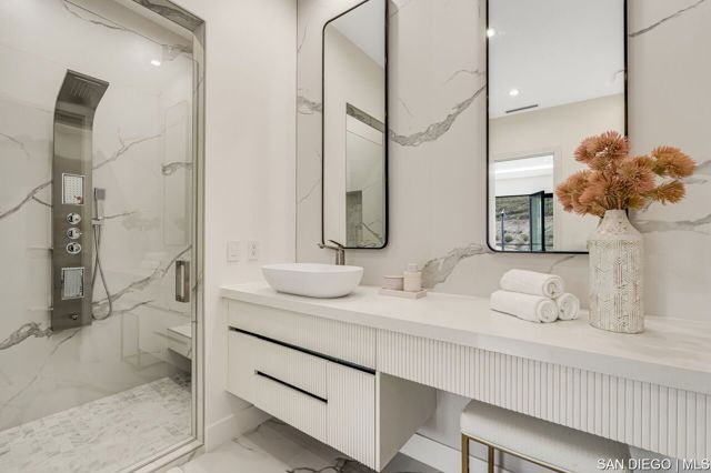 18386 Avenida Apice, Rancho Santa Fe CA: https://media.crmls.org/mediaz/83e9ffc7-27d4-4ce3-ad74-d1d71df667b2.jpg