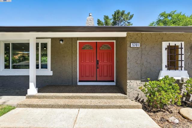 5701 Lewis Way, Concord CA: https://media.crmls.org/mediaz/83ead8f9-b284-494f-bad5-e09f5a503571.jpg
