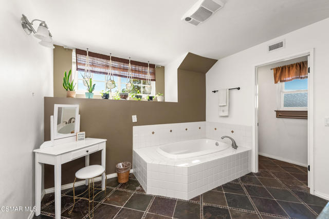 3581 Rachael Avenue, Simi Valley CA: https://media.crmls.org/mediaz/83ebe447-72dd-46a4-8a93-13a891ee8977.jpg