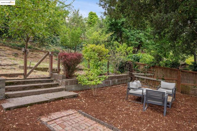 679 Mandana Blvd, Oakland CA: https://media.crmls.org/mediaz/83ec3f7e-9cce-409c-9dbe-52e6b4d40600.jpg