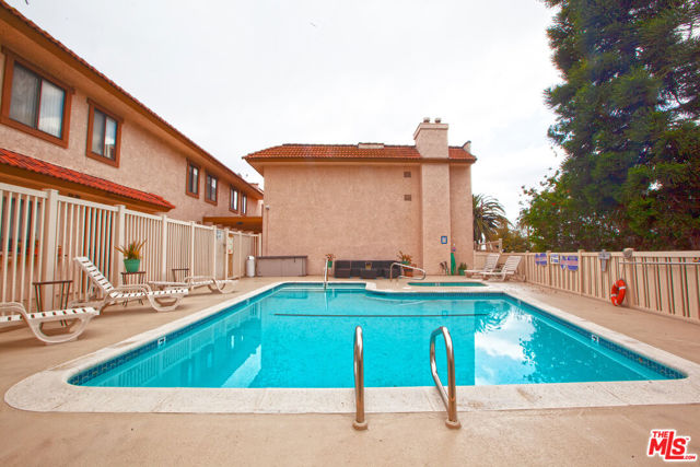 4365 Mclaughlin Avenue, Los Angeles CA: https://media.crmls.org/mediaz/83efabb9-8a14-4b3e-9a69-bf17ee632c7f.jpg