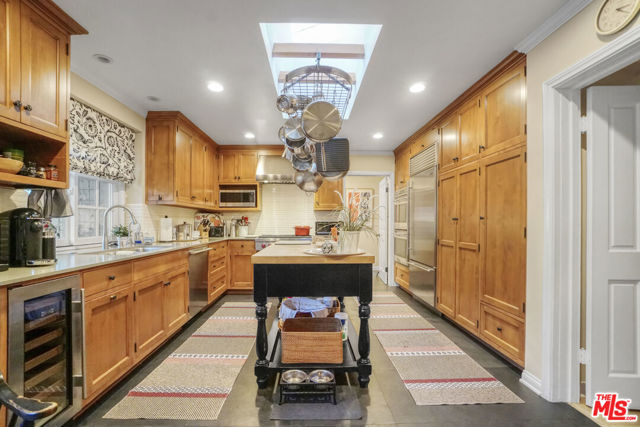 9420 Eden Drive, Beverly Hills CA: https://media.crmls.org/mediaz/83efb4ee-233e-42a1-845e-6fa878b17478.jpg