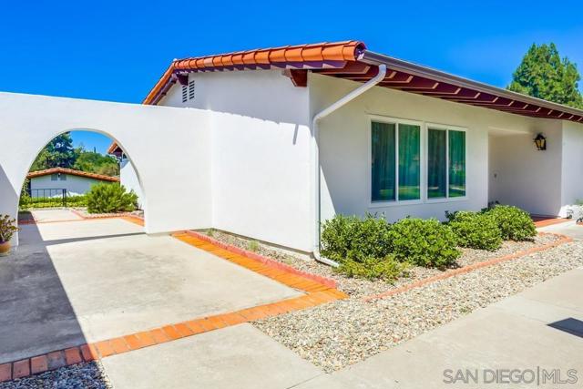 16555 Caminito Vecinos, San Diego CA: https://media.crmls.org/mediaz/83efb659-5d82-46e4-93ff-0a38b710b4b4.jpg
