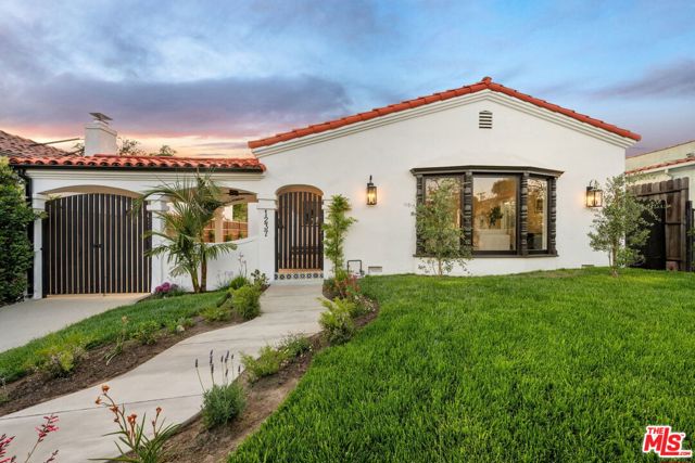 1237 S Curson Avenue, Los Angeles CA: https://media.crmls.org/mediaz/83f00d0b-1959-4fe0-8963-1602d7116e4e.jpg
