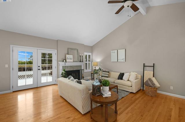 2200 Oneida Cir, Danville CA: https://media.crmls.org/mediaz/83f01d01-a324-43f3-ba20-163aa0234960.jpg
