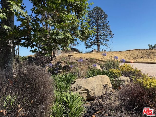 20540 Pinnacle Way, Malibu CA: https://media.crmls.org/mediaz/83f0bae9-fd48-4062-8dc6-3933b940313c.jpg