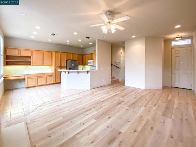 7809 Caracena Ct, Vallejo CA: https://media.crmls.org/mediaz/83f19565-f84a-40d0-aa0b-9cdea7fb452e.jpg
