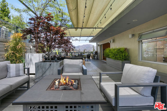 2742 Creston Drive, Los Angeles CA: https://media.crmls.org/mediaz/83f1f304-eb9c-4e26-93fd-301857294cc6.jpg