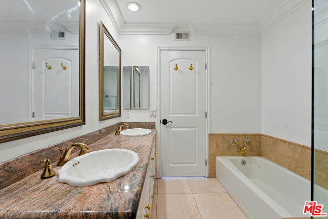 321 N Oakhurst Drive, Beverly Hills CA: https://media.crmls.org/mediaz/83f22b99-e73c-47e3-8c95-8055c05b069c.jpg