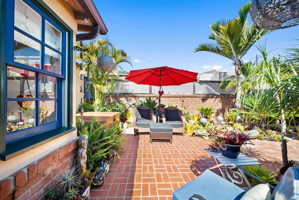 https://media.crmls.org/mediaz/83f2ec5f-a839-4c5e-a449-a848a300ae32.jpg?preset=X-Large