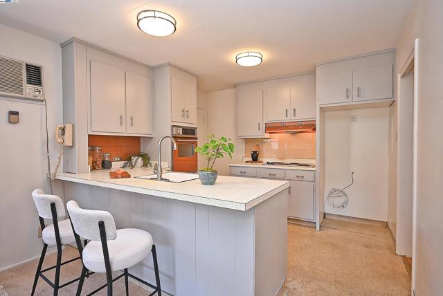 2081 Strang Ave, San Leandro CA: https://media.crmls.org/mediaz/83f3d3e7-be3d-402f-b7d5-16e773d37d0d.jpg