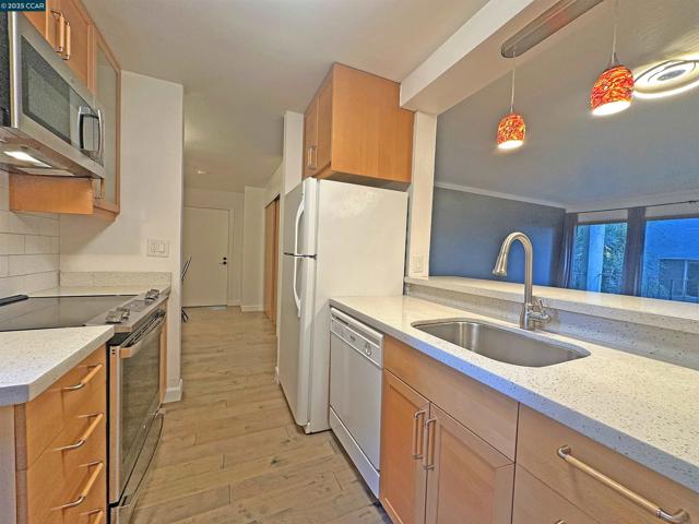 401 Monte Vista Ave, Oakland CA: https://media.crmls.org/mediaz/83f3e842-14a5-46a9-9d5a-09a89828c0a1.jpg