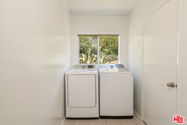 1053 Maroney Lane, Pacific Palisades CA: https://media.crmls.org/mediaz/83f8563f-1a63-4087-b2ae-7147b6c08e39.jpg