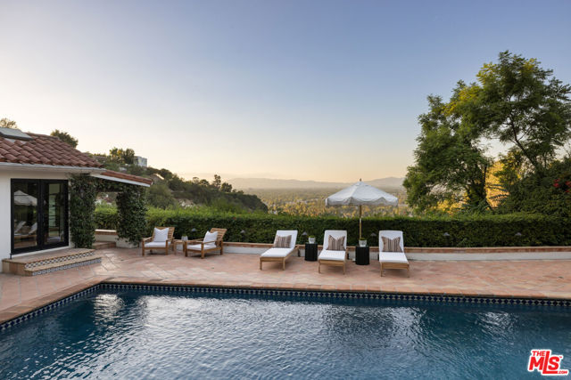3646 Sunswept Drive, Studio City CA: https://media.crmls.org/mediaz/83f86820-aa96-4440-a381-94b71289b5bc.jpg