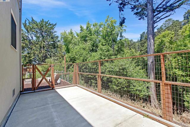 5601 Castle Dr, Oakland CA: https://media.crmls.org/mediaz/83f8f227-ccb9-48ad-9b49-73df3d410590.jpg
