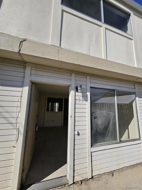 736 Florence St, Imperial Beach CA: https://media.crmls.org/mediaz/83f9a236-2cec-44f4-9806-d56d34bbb98d.jpg
