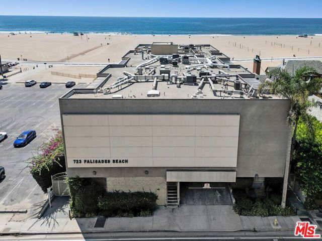 723 Palisades Beach Road, Santa Monica CA: https://media.crmls.org/mediaz/83f9d9f9-1986-4758-9ab9-802b7b7b2e93.jpg