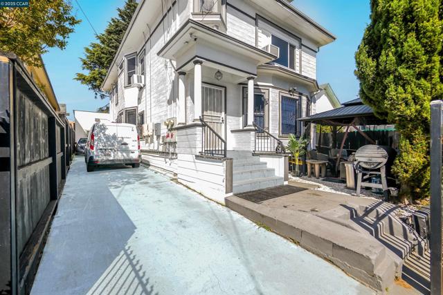 2510 E 21st ST, Oakland CA: https://media.crmls.org/mediaz/83fb4a03-2373-4f09-abee-ccd35d24dbd7.jpg