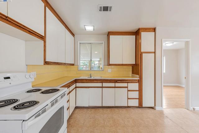 1315 Mersey Ave, San Leandro CA: https://media.crmls.org/mediaz/83fbae30-3986-4ca9-b133-0db358d40a24.jpg