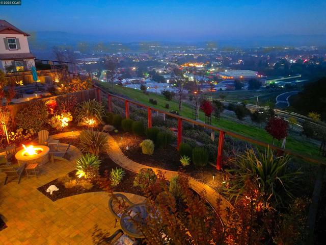 528 Caprio Ct, San Ramon CA: https://media.crmls.org/mediaz/83fbe316-fe4e-473a-9bb6-d1db13f82d30.jpg