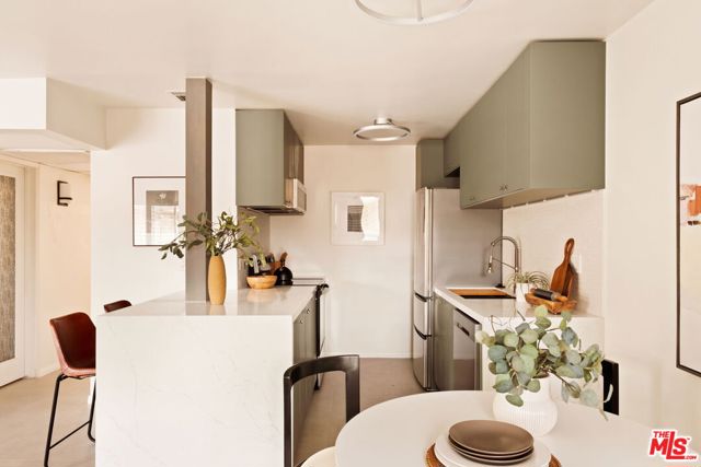 970 Palm Avenue, West Hollywood CA: https://media.crmls.org/mediaz/83fd6614-ed23-448c-9db5-81935954e959.jpg