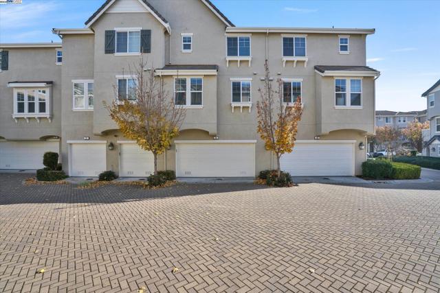 2890 Kew Ave, Livermore CA: https://media.crmls.org/mediaz/84003f6a-eb16-498e-b951-74696ffe435a.jpg