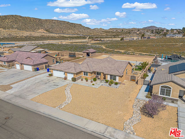 17794 Cabazon Road, Apple Valley CA: https://media.crmls.org/mediaz/840067f2-91b5-4532-8f23-d76a15dbb007.jpg