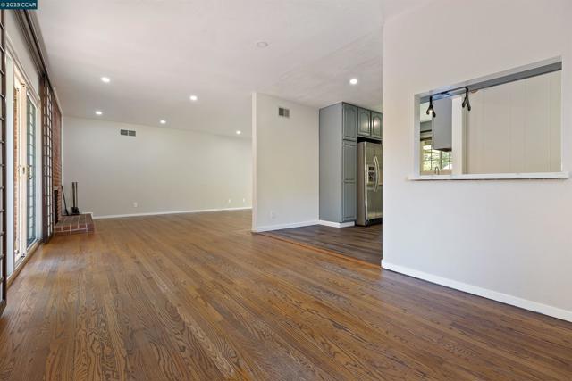10 Maureen Ct, Pleasant Hill CA: https://media.crmls.org/mediaz/84006806-100e-490c-9070-2fa6e528177c.jpg