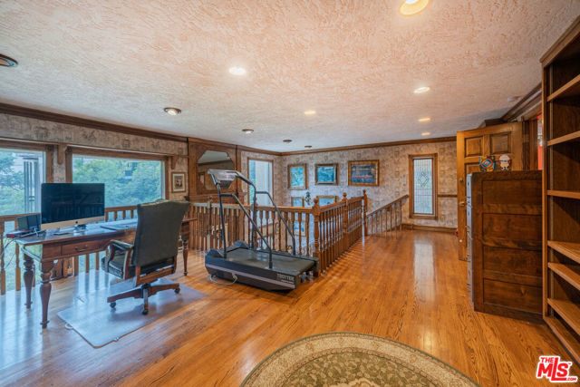 1242 Angelo Drive, Beverly Hills CA: https://media.crmls.org/mediaz/8400d200-40cb-4d60-9778-2ec71837f0a1.jpg