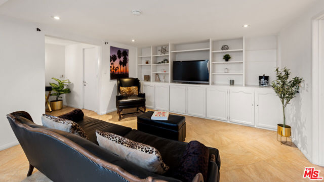 1790 Viewmont Drive, Los Angeles CA: https://media.crmls.org/mediaz/8400e6f8-fcbd-4216-83df-69b9858dddee.jpg