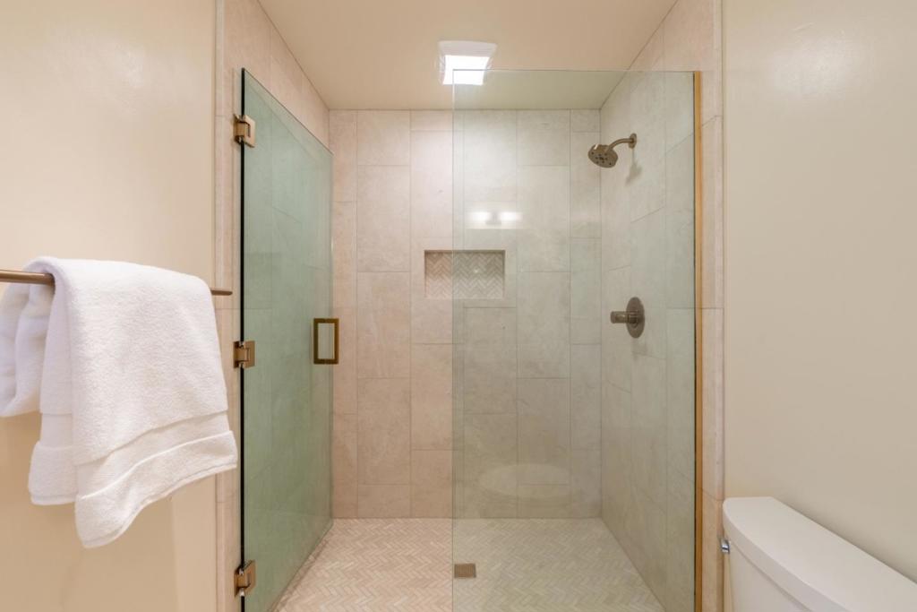 https://media.crmls.org/mediaz/84015f14-4ed9-4fea-8430-c66993579833.jpg?preset=X-Large
