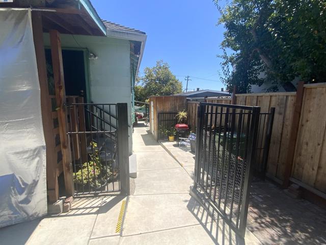 2309 High St, Oakland CA: https://media.crmls.org/mediaz/8401e3ae-df06-4f6b-8a0b-1e83d5d907ee.jpg