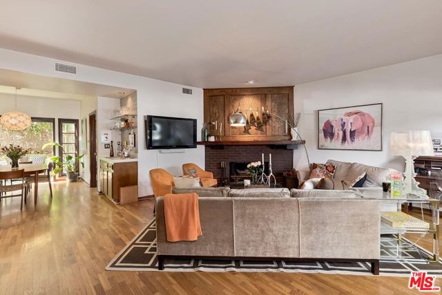1405 Washington Avenue, Santa Monica CA: https://media.crmls.org/mediaz/84025028-28bc-4030-af4a-92b18a79d911.jpg