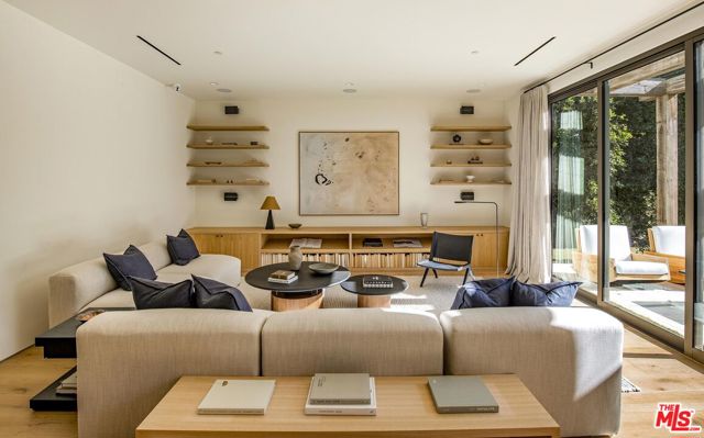 4209 Vantage Avenue, Studio City CA: https://media.crmls.org/mediaz/8402d225-4d52-4fa6-af9f-f048d036e29c.jpg