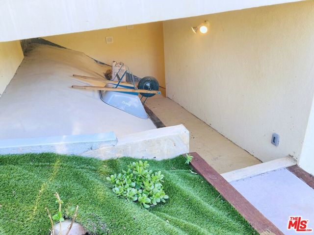 5787 Calpine Drive, Malibu CA: https://media.crmls.org/mediaz/84032ef3-be30-4cf8-b57e-c06d5903e258.jpg