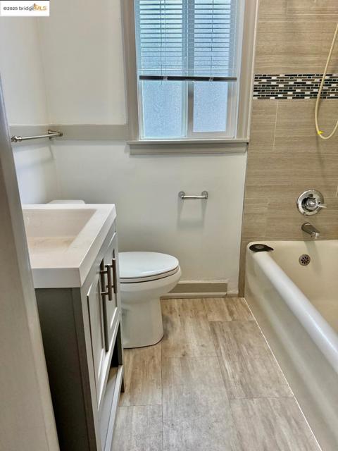 2240 MacArthur Blvd, Oakland CA: https://media.crmls.org/mediaz/84045a2c-6adf-4550-9429-33388a99a80b.jpg