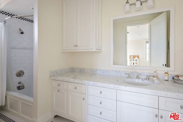 1667 Amalfi Drive, Pacific Palisades CA: https://media.crmls.org/mediaz/84046d45-8bb9-4253-b4e8-20e8b7573e20.jpg