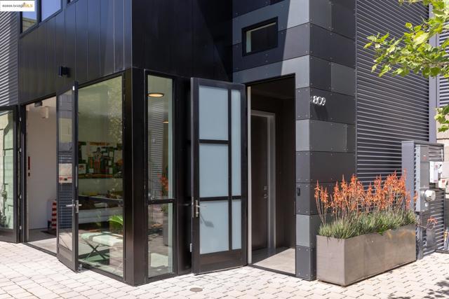 809 Folger Ave, Berkeley CA: https://media.crmls.org/mediaz/8405ed11-d098-4704-b6a0-dadcb6884852.jpg