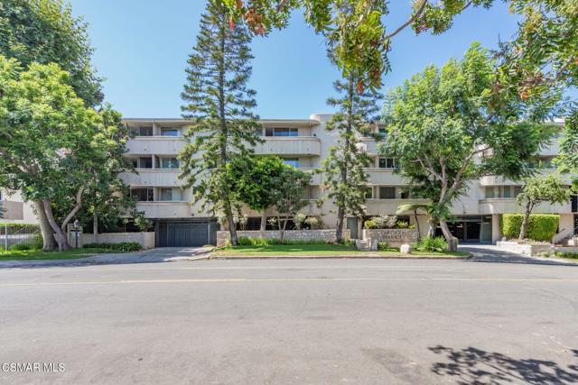 11645 Montana Avenue, Los Angeles CA: https://media.crmls.org/mediaz/8406562e-e70b-480e-8cef-f0dc3dbb19cd.jpg