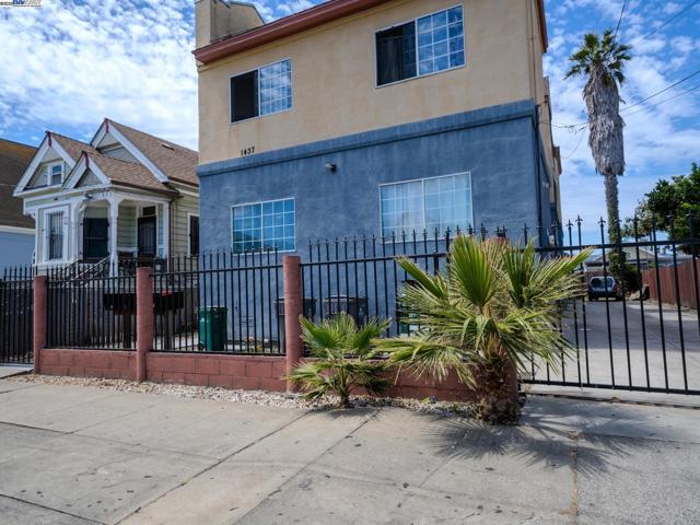 1437 25Th Ave, Oakland CA: https://media.crmls.org/mediaz/84078dd9-d8aa-4d1a-9238-001eb04d894a.jpg
