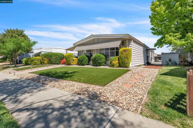 2137 Dalis Dr, Concord CA: https://media.crmls.org/mediaz/8407905a-ef05-4bc1-8b2b-5635876f605c.jpg