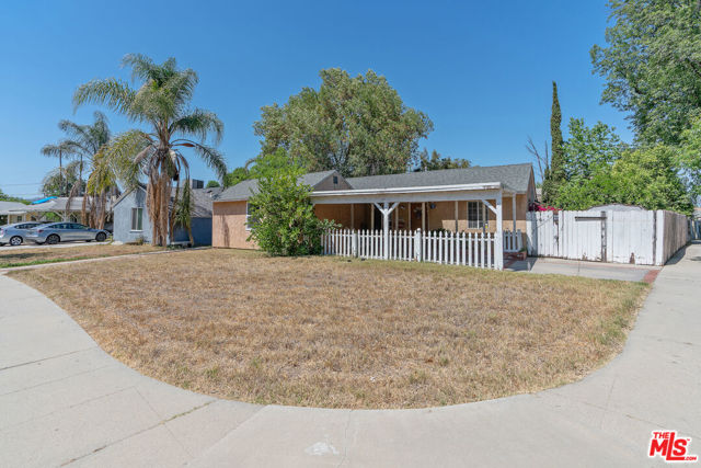 17503 Runnymede Street, Lake Balboa CA: https://media.crmls.org/mediaz/8407bb96-2261-4ef3-aca5-1c89abe15155.jpg