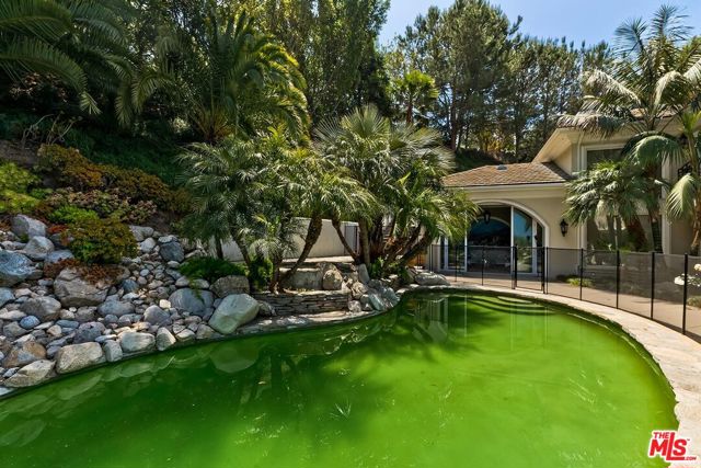 732 Saint Katherine Drive, La Canada Flintridge CA: https://media.crmls.org/mediaz/84081640-e013-48c4-9115-8e6497d83947.jpg
