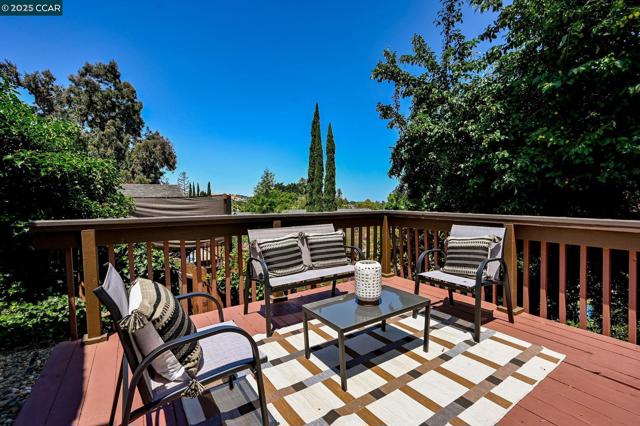 277 Holiday Hills Dr, Martinez CA: https://media.crmls.org/mediaz/84089dee-25d5-47af-88a6-f330bc5408a6.jpg