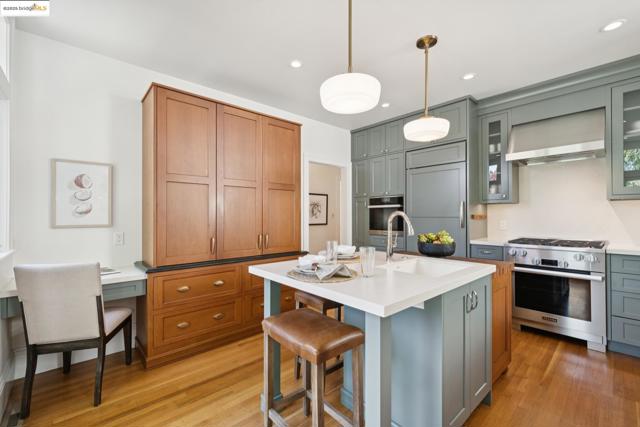 408 Euclid Ave, Oakland CA: https://media.crmls.org/mediaz/8408acd4-ba81-483d-97d0-3295b50c8478.jpg