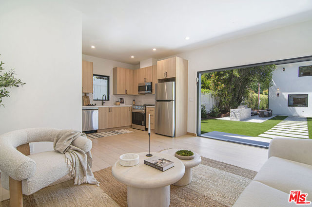 22616 Hatteras Street, Woodland Hills CA: https://media.crmls.org/mediaz/840a7485-2a4d-498b-978a-402509a9d788.jpg