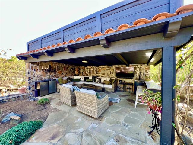 2073 Elevado Rd, Vista CA: https://media.crmls.org/mediaz/840b0dea-513b-49f8-8467-5e5599dc61aa.jpg