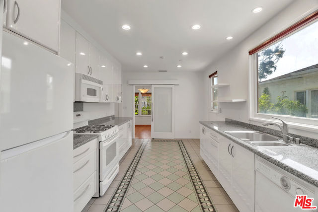 1107 Alfred, Los Angeles CA: https://media.crmls.org/mediaz/840d8e2e-ae6a-4fb5-bcbb-67a767266f0f.jpg
